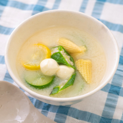 夏野菜とモッツァレラチーズの白味噌仕立て味噌汁