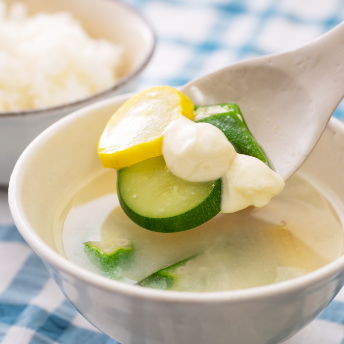 夏野菜とモッツァレラチーズの白味噌仕立て味噌汁