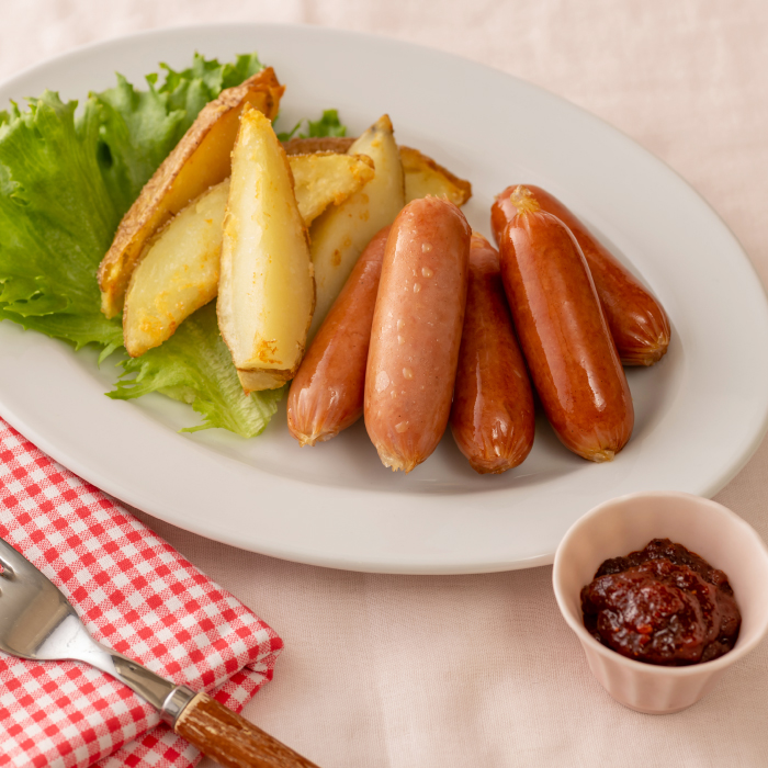 ウインナーとフライドポテトのコチュジャンソース添え